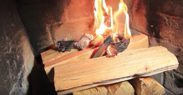 picture of the upside down fire (best fire technique) survivalkit best way to start fire in fireplace image