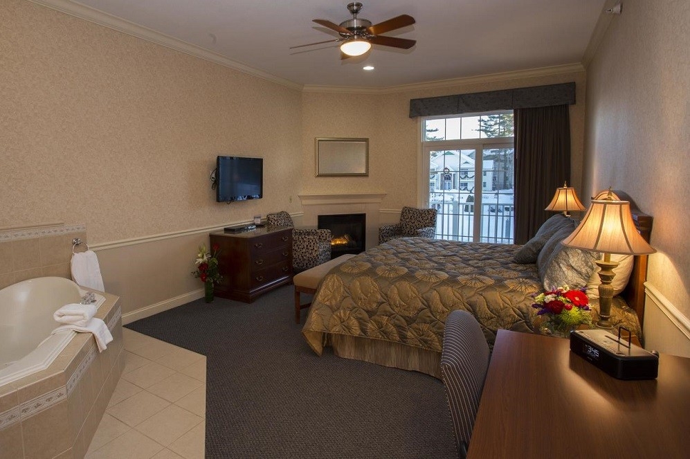 wonderful a room with jacuzzi and fireplace in hotel the golden gables inn, north hotels with fireplace and in room jacuzzi image