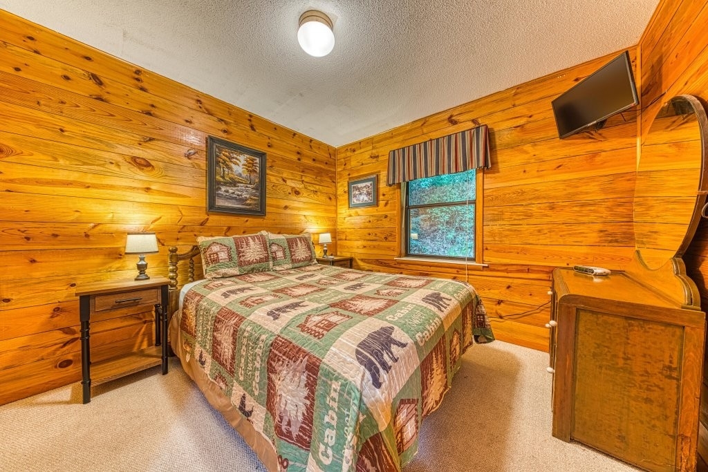 excellent lazy creek retreat in gatlinburg w/ 2 br (sleeps6) gatlinburg cabins with wood burning fireplaces picture