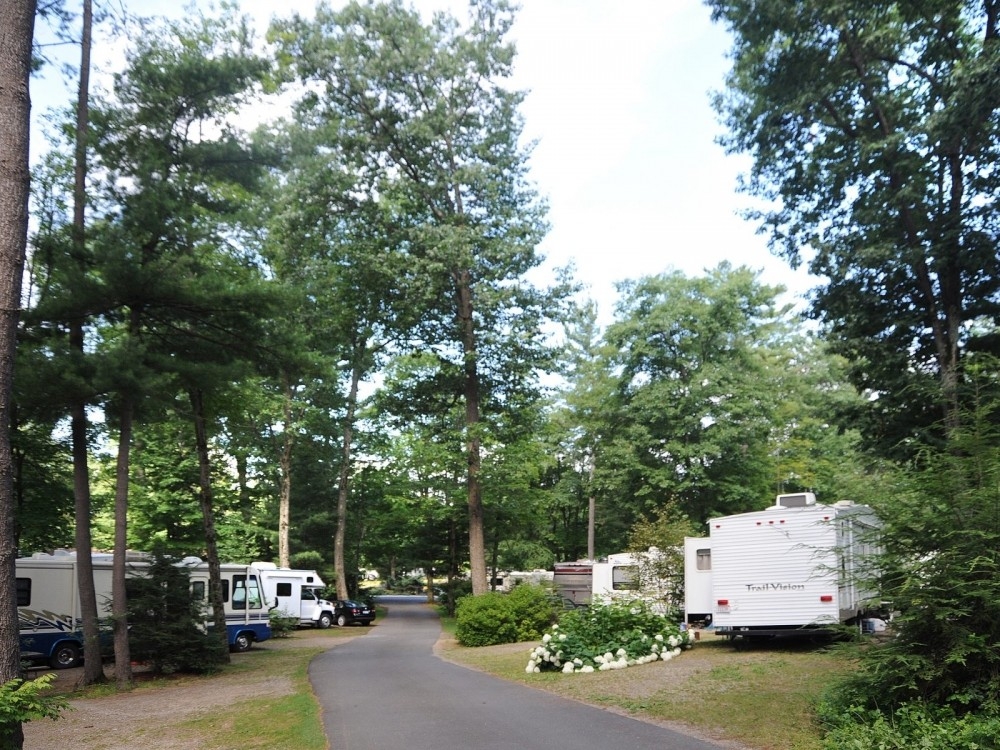image of scenic rv campsites photo gallery: rv hookups, picnic tables, fire fireplace store lake george image
